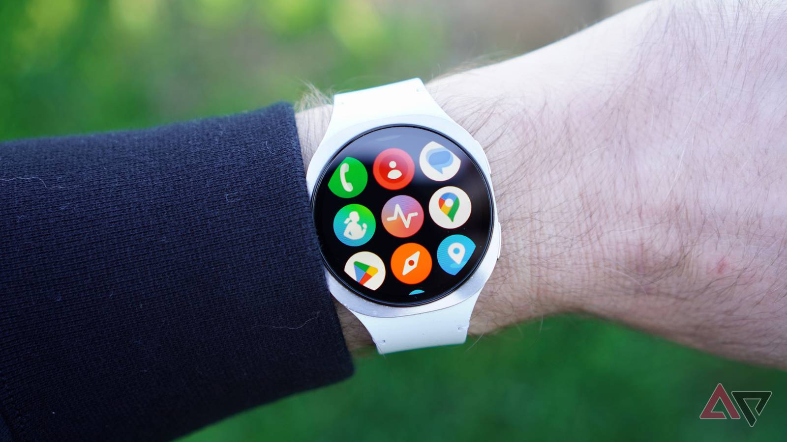 Uma pessoa usando o Samsung Galaxy Watch 8 Classic