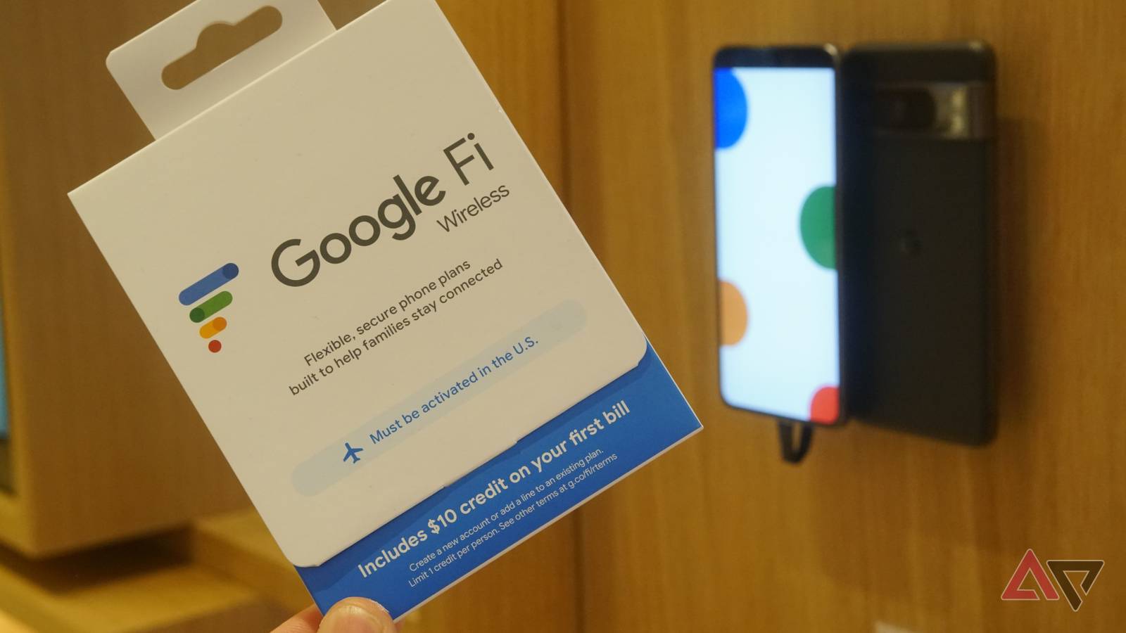 Um Pixel 8 mostrando um app de operadora encostado em um vaso de planta.