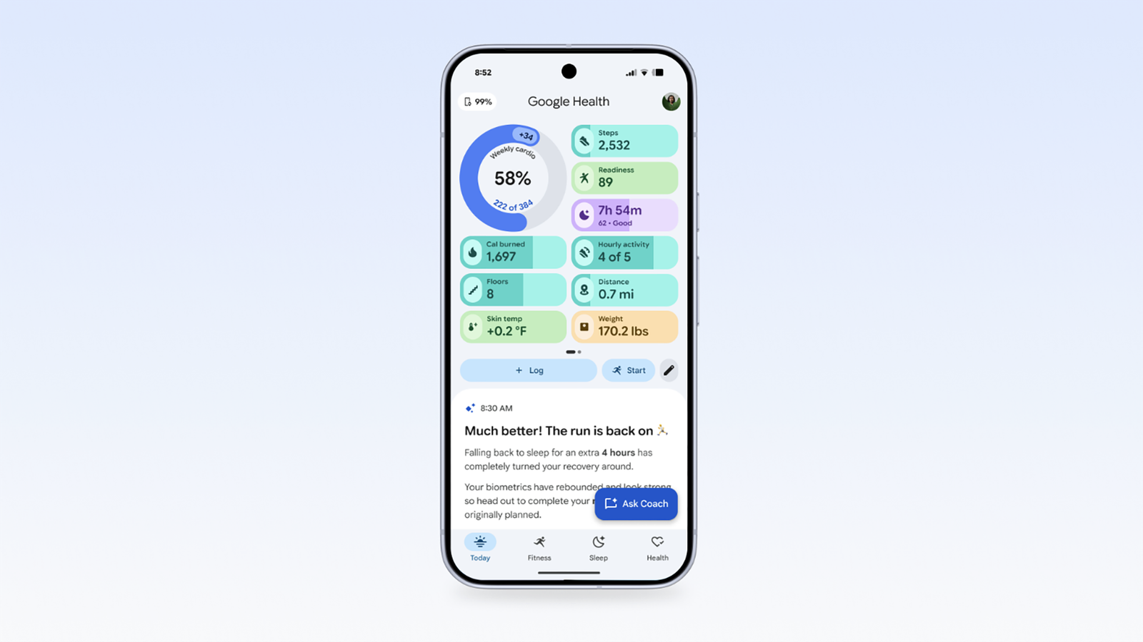 Uma pessoa segurando o Fitbit Air e o Google Pixel 10a em Lavender