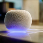 quatro alto-falantes do Google Home em cores diferentes