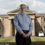 O professor de astrofísica Wyn Evans (foto em frente ao Instituto de Astronomia da Universidade de Cambridge) está tomando medidas legais sobre o que ele afirma ter sido um tratamento prejudicial que recebeu como resultado de uma denúncia