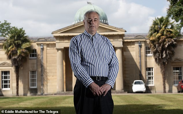 O professor de astrofísica Wyn Evans (foto em frente ao Instituto de Astronomia da Universidade de Cambridge) está tomando medidas legais sobre o que ele afirma ter sido um tratamento prejudicial que recebeu como resultado de uma denúncia