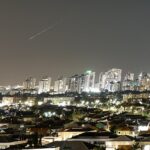 Um raio de luz ilumina o céu durante um ataque de mísseis do Irã contra Israel hoje, visto de Ashkelon