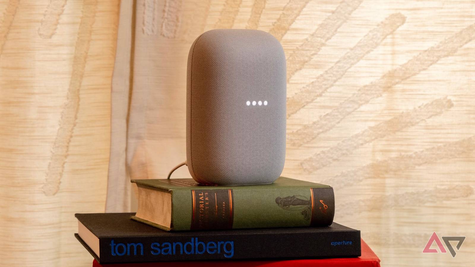 Alto-falante Google Home em porcelana.