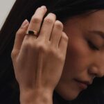 O Oura Ring 5 é o wearable inteligente que você nem saberá que está usando | Photoshow mostra uma mulher usando acabamento em ouro rosa
