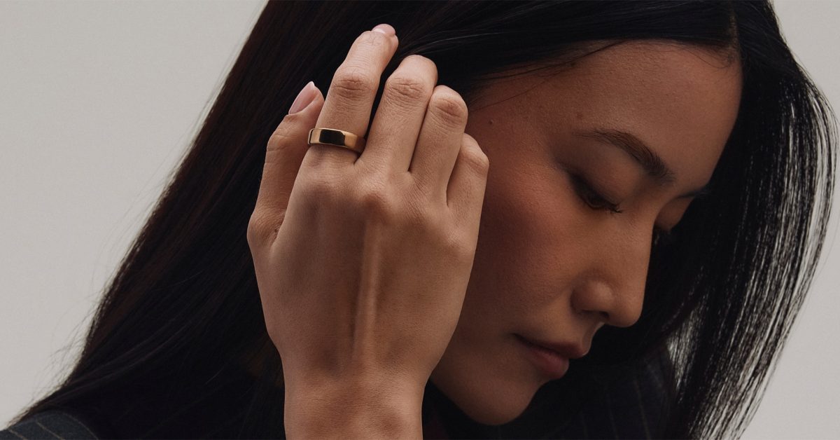 O Oura Ring 5 é o wearable inteligente que você nem saberá que está usando | Photoshow mostra uma mulher usando acabamento em ouro rosa