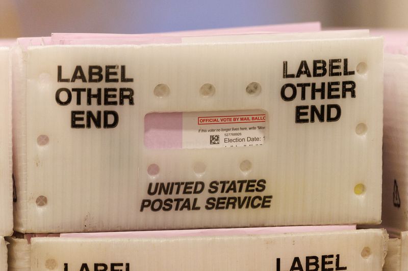 O Serviço Postal dos EUA defende um plano para exigir que os estados divulguem listas de votação por correspondência