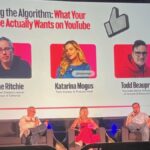 Slide de abertura no painel Decodificando o algoritmo: o que seu público realmente deseja no painel do YouTube - que é o título do painel com um emoji de polegar para cima.