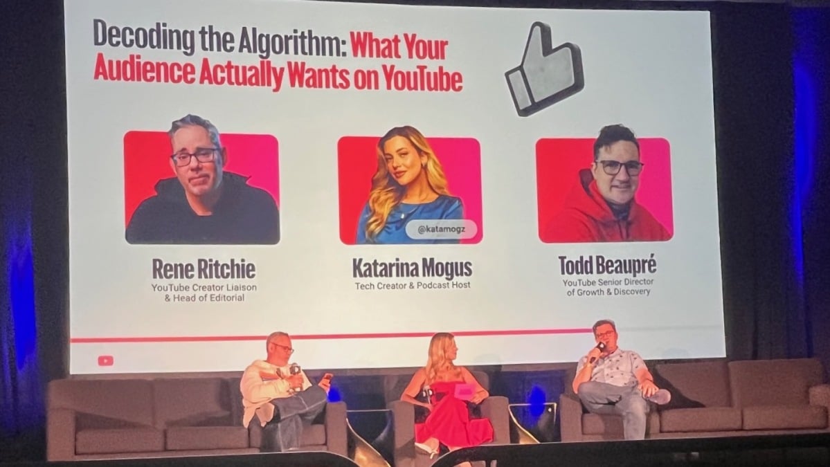 Slide de abertura no painel Decodificando o algoritmo: o que seu público realmente deseja no painel do YouTube - que é o título do painel com um emoji de polegar para cima.