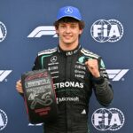 MONTE-CARLO, MÔNACO - 06 DE JUNHO: O qualificador da pole position Andrea Kimi Antonelli da Itália e Mercedes AMG Petronas F1 Team O segundo colocado Max Verstappen da Holanda e Oracle Red Bull Racing e o terceiro colocado Lewis Hamilton da Grã-Bretanha e Scuderia Ferrari observam durante a qualificação antes do Grande Prêmio de F1 de Mônaco no Circuito de Mônaco em 06 de junho de 2026 em Monte-Carlo, Mônaco. (Foto de Rudy Carezzevoli/Getty Images)