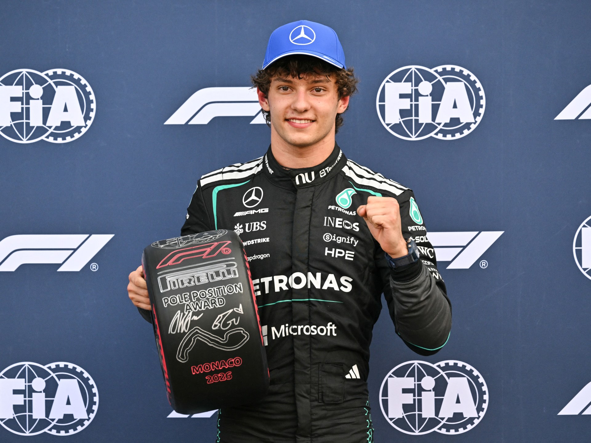 MONTE-CARLO, MÔNACO - 06 DE JUNHO: O qualificador da pole position Andrea Kimi Antonelli da Itália e Mercedes AMG Petronas F1 Team O segundo colocado Max Verstappen da Holanda e Oracle Red Bull Racing e o terceiro colocado Lewis Hamilton da Grã-Bretanha e Scuderia Ferrari observam durante a qualificação antes do Grande Prêmio de F1 de Mônaco no Circuito de Mônaco em 06 de junho de 2026 em Monte-Carlo, Mônaco. (Foto de Rudy Carezzevoli/Getty Images)