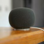O alto-falante do Google Home visto de cima para baixo