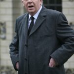 O ex-ator de EastEnders e Coronation Street, Ray Brooks, deixou uma enorme fortuna de £ 1,5 milhão para seus dois filhos sobreviventes quando morreu (foto em novembro de 2006)