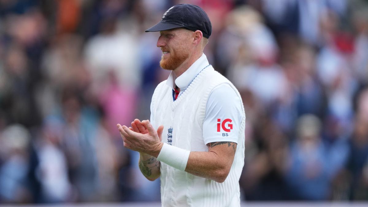 O ausente capitão da Inglaterra, Stokes, brilha pelo Durham