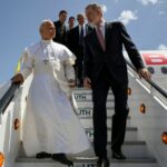Membros do clero acenam para um avião Falcon 900B da Força Aérea Espanhola que transportava o Papa Leão XIV, que o Rei Felipe ofereceu ao Papa para viajar, enquanto parte do Aeroporto Tenerife Norte – Ciudad de La Laguna, Espanha, em 12 de junho de 2026. - Borja Suarez/Reuters