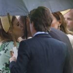 O príncipe William se inclina para beijar a princesa Beatrice na bochecha no casamento de Peter Phillips e Harriet Sperling em Kemble ontem