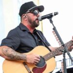 O cantor country Tyler Farr cancela show após acidente agrícola: 'Grave'