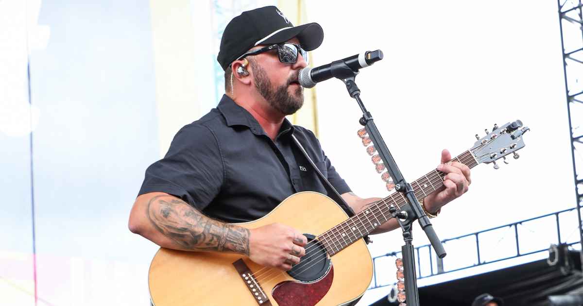 O cantor country Tyler Farr cancela show após acidente agrícola: 'Grave'