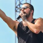 O cantor country Tyler Farr cancelou o show por causa de um acidente na fazenda que o deixou com uma concussão grave