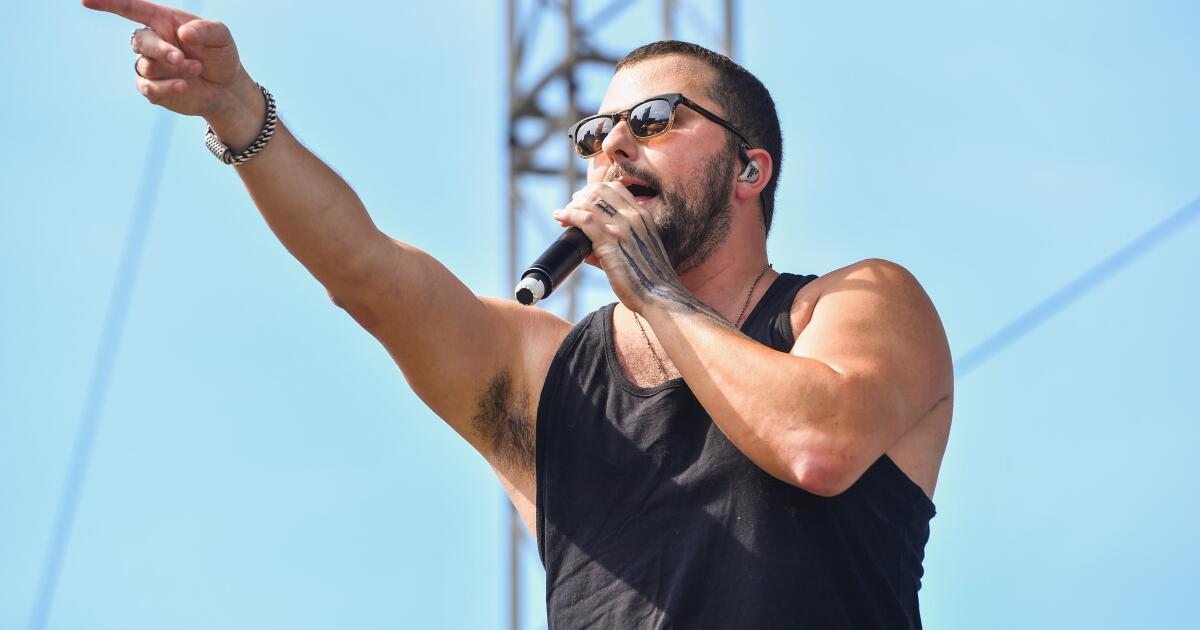 O cantor country Tyler Farr cancelou o show por causa de um acidente na fazenda que o deixou com uma concussão grave