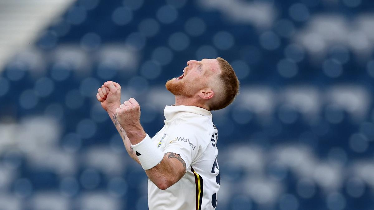 O capitão da Inglaterra, Stokes, em ação por Durham enquanto o recall do teste se aproxima