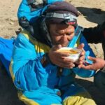 Dawa Sherpa, 52 anos, foi encontrado rastejando de volta ao acampamento base com uma perna quebrada depois de desaparecer em condições brutais entre o acampamento III e o acampamento IV