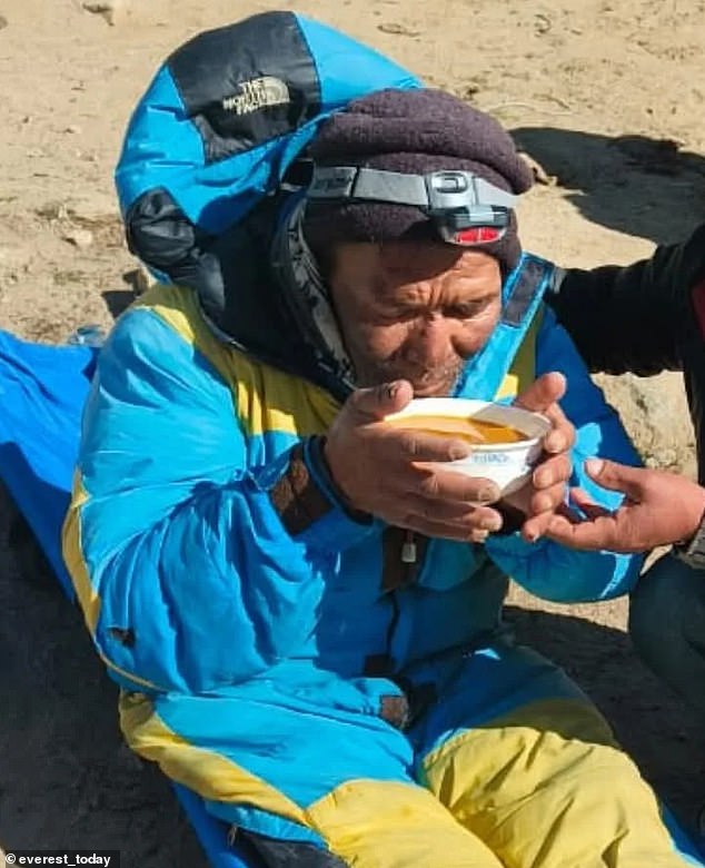 Dawa Sherpa, 52 anos, foi encontrado rastejando de volta ao acampamento base com uma perna quebrada depois de desaparecer em condições brutais entre o acampamento III e o acampamento IV