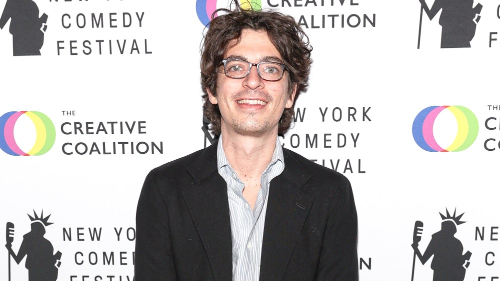 O comediante Adam Friedland relançará o podcast no Spotify, além de nova série focada na Copa do Mundo com Ringer
