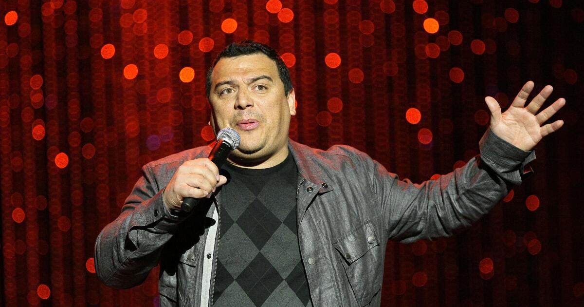 O comediante de 'Mind of Mencia' Carlos Mencia é preso sob suspeita de evasão fiscal criminosa, anuncia o promotor do condado de LA
