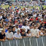 Fãs com chapéus MAGA vermelhos podem ser vistos no The Ellipse para a festa gratuita do UFC Freedom 250