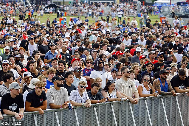 Fãs com chapéus MAGA vermelhos podem ser vistos no The Ellipse para a festa gratuita do UFC Freedom 250