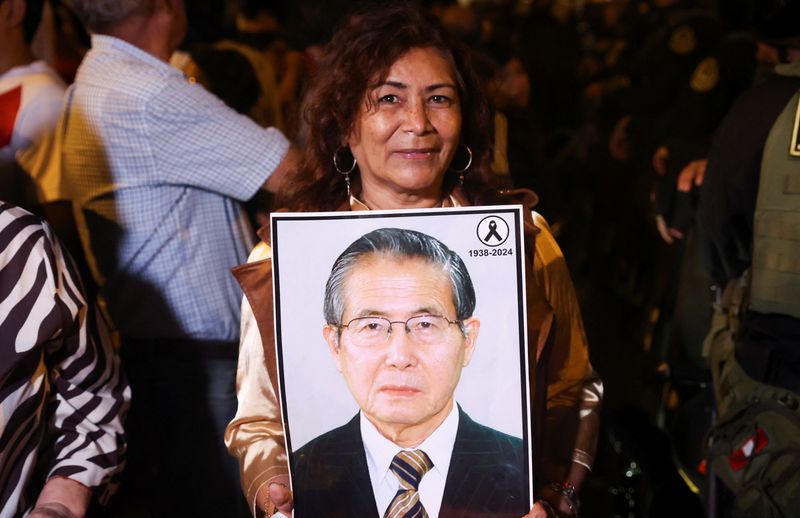 O conservador peruano Fujimori lidera a votação presidencial em uma disputa acirrada
