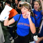Claro, um dos rostos mais famosos no Madison Square Garden na noite de quarta-feira foi Taylor Swift, que usava uma camiseta atrevida em azul e laranja, assinatura do time, onde se lia 'Stevie Knicks', em homenagem ao seu ídolo musical, Stevie Nicks.