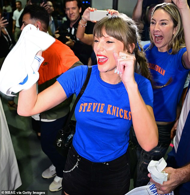 Claro, um dos rostos mais famosos no Madison Square Garden na noite de quarta-feira foi Taylor Swift, que usava uma camiseta atrevida em azul e laranja, assinatura do time, onde se lia 'Stevie Knicks', em homenagem ao seu ídolo musical, Stevie Nicks.