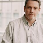 O diretor de 'The Lost Boys', Michael Arden, sobre homenagear o clássico de terror cult e seus planos para o musical da Broadway 'Happy Feet' com 'Animais antropomórficos'