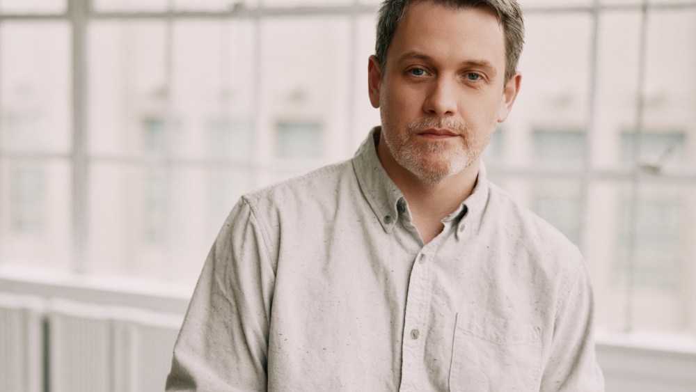 O diretor de 'The Lost Boys', Michael Arden, sobre homenagear o clássico de terror cult e seus planos para o musical da Broadway 'Happy Feet' com 'Animais antropomórficos'