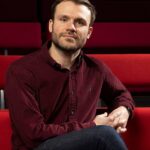 O diretor de comédia da BBC, Jon Petrie, sai para se juntar à Hat Trick Productions