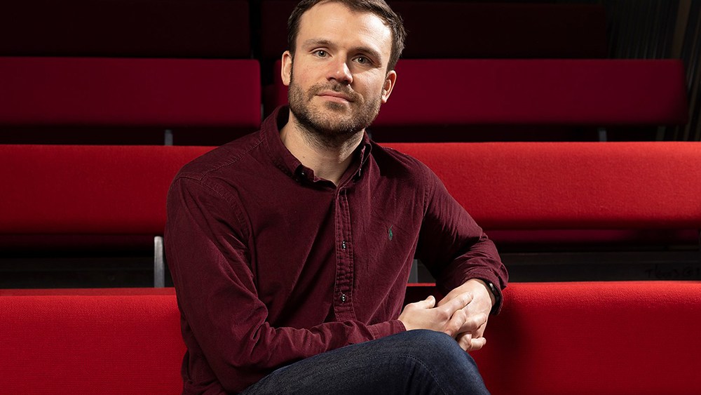 O diretor de comédia da BBC, Jon Petrie, sai para se juntar à Hat Trick Productions
