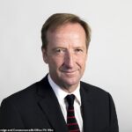 O chefe do MI6, Sir Alex Younger (foto), morreu aos 62 anos após uma batalha contra o câncer de próstata