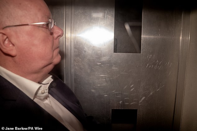 Peter Murrell chega em uma van da prisão ao Tribunal Superior de Edimburgo para ser sentenciado. Ele foi preso por cinco anos e três meses - mas teria pegado sete anos se não fosse culpado