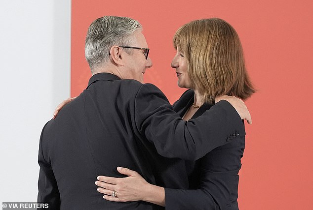 Keir Starmer e Rachel Reeves parabenizaram-se por finalmente chegarem a um acordo sobre um plano de defesa hoje – embora esteja muito aquém do que os militares disseram ser necessário