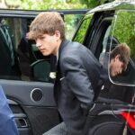 O filho do príncipe Edward e Sophie, James, que completou 18 anos em dezembro passado, juntou-se à realeza sênior na Igreja de Todos os Santos em Kemble, Gloucestershire, para as núpcias de Peter Phillips e Harriet Sperling