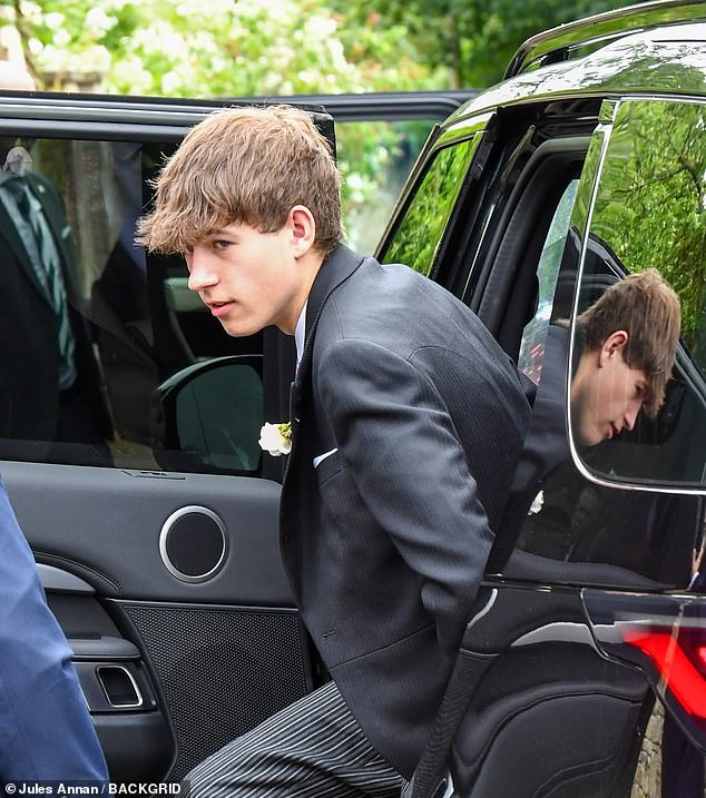 O filho do príncipe Edward e Sophie, James, que completou 18 anos em dezembro passado, juntou-se à realeza sênior na Igreja de Todos os Santos em Kemble, Gloucestershire, para as núpcias de Peter Phillips e Harriet Sperling