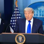 Enormes bandeiras azuis pró-Trump foram colocadas em frente ao Capitólio dos EUA em 6 de Janeiro de 2001, enquanto os seus apoiantes se dirigiam ao Congresso e posteriormente violavam os muros.