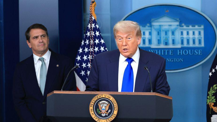 Enormes bandeiras azuis pró-Trump foram colocadas em frente ao Capitólio dos EUA em 6 de Janeiro de 2001, enquanto os seus apoiantes se dirigiam ao Congresso e posteriormente violavam os muros.