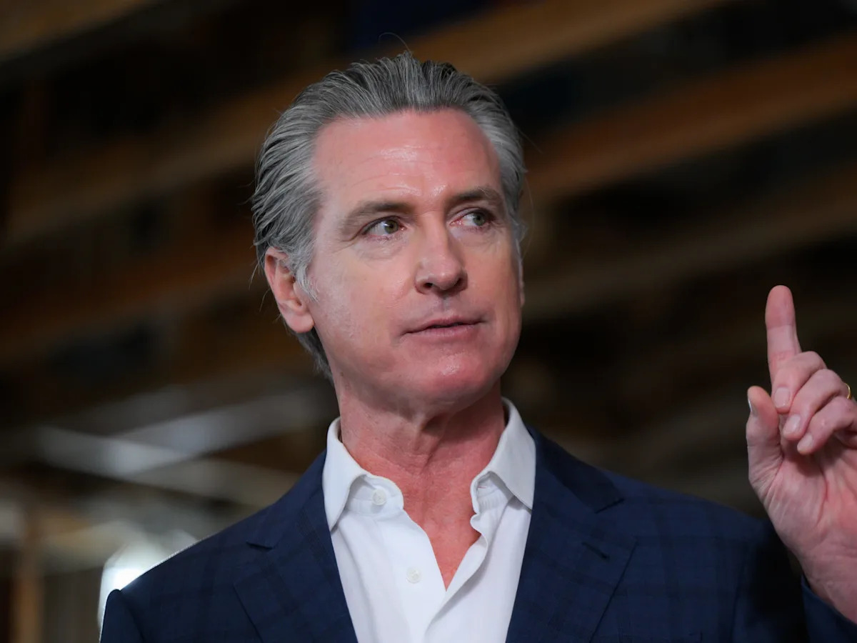 O governador Gavin Newsom prometeu acabar com o imposto bilionário da Califórnia. Ele tem pouco mais de uma semana para mantê-lo fora da votação.