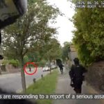 Três policiais armados são fotografados perseguindo um suspeito (circulado em vermelho) após receberem relatos de um grave ataque em Margate, Kent, em 16 de junho.