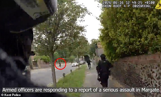 Três policiais armados são fotografados perseguindo um suspeito (circulado em vermelho) após receberem relatos de um grave ataque em Margate, Kent, em 16 de junho.