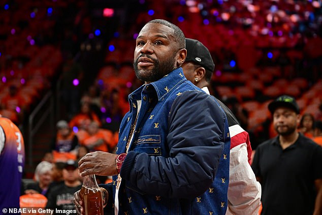 Floyd Mayweather está enfrentando duas acusações criminais por tentar pagar por um relógio de US$ 200 mil usando um cheque sem fundos