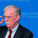 O inimigo de Trump, John Bolton, deve se declarar culpado. Veja por que o caso não desmoronou